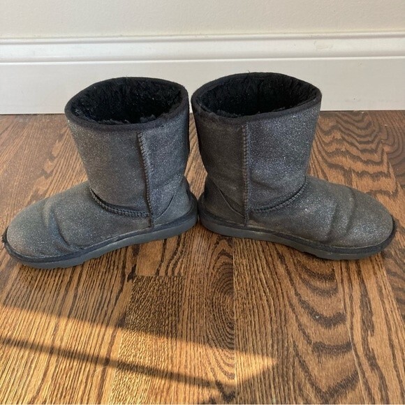 Ugg Classic Short II Glitter Kids- Black size 2. Used condition. - Picture 9 of 11